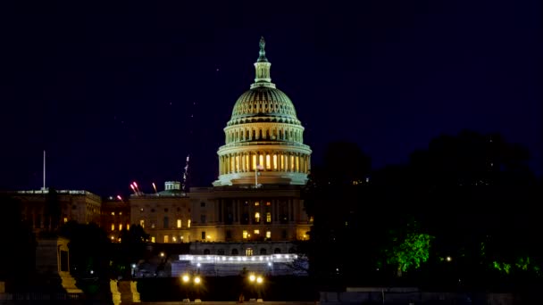 4 липня: Святкові феєрверки будівлі Капітолію США у Вашингтоні, на задньому плані. — стокове відео