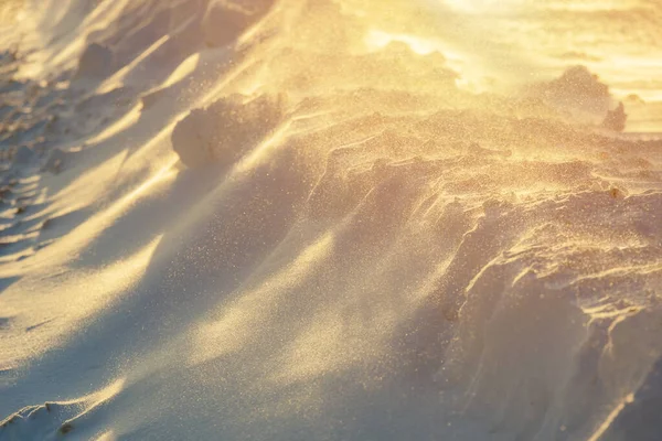 冬の夜の日没時に白い雪の山 — ストック写真