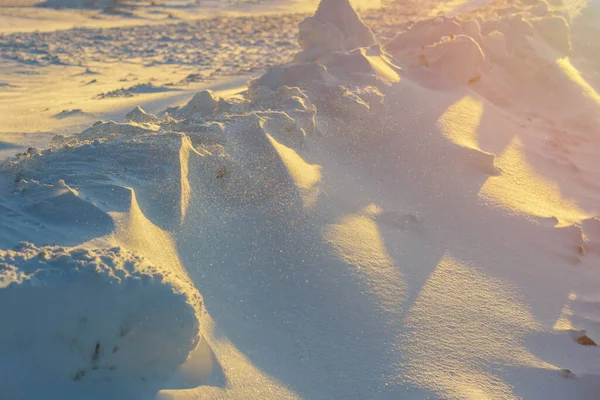 Witte Sneeuw Stapel Heuvel Tegen Tijdens Zonsondergang Winter Avond — Stockfoto
