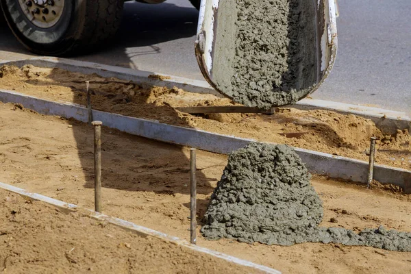 Despejando Cimento Durante Concreto Nova Calçada — Fotografia de Stock