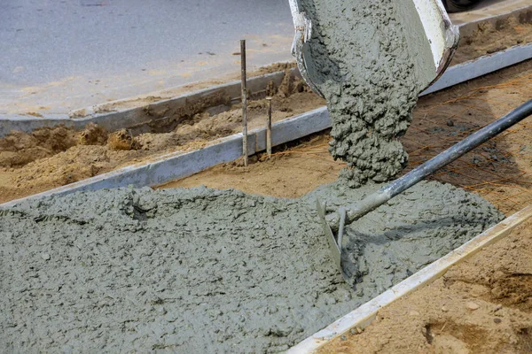 Cement Framför Trottoaren Byggnad Byggarbetare Betong Yta Nya Trottoaren — Stockfoto