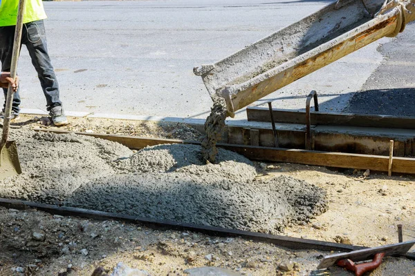 Truk Beton Dengan Semen Dituangkan Selama Untuk Perumahan Trotoar Jalan — Stok Foto