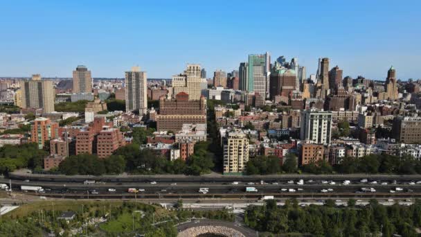 New York City NYC Stadtbild Schwenken der Innenstadt von Brooklyn mit schöner Skyline Amerika aus der Luft — Stockvideo