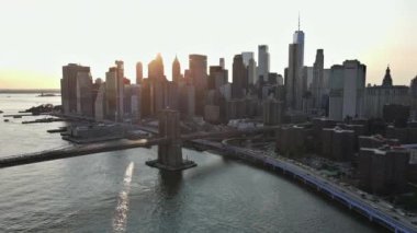 Manhattan gün batımı güzel şehir manzarası Brooklyn Köprüsü ufuk çizgisi Manhattan East River üzerinde gün batımı, New York City