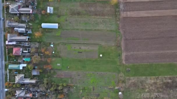 Jordbruksmark äng liten by land på antenn panorama utsikt över jordbruksfält som — Stockvideo