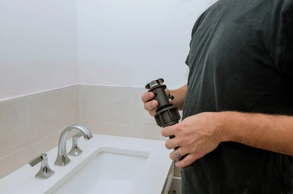 手男は バスルームで仕事でシンクと下水道排水をマウント — ストック写真
