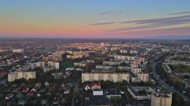 Lentäminen asuinalueella Uzhgorod kaupunki Zakarpattya sumuinen auringonnousun aikana — kuvapankkivideo