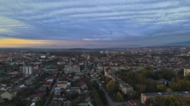 Ukrayna 'nın eski Uzhgorod kentinin gündoğumu sırasında sisin sokakları ve mimarisi.