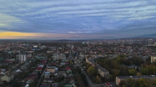 Calles y arquitectura de la niebla durante el amanecer vista de la antigua ciudad de Uzhgorod en Ucrania. — Vídeos de Stock