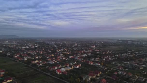 Uzhgorod desde la altura de situado en Transcarpatia de la niebla durante la vista del amanecer — Vídeos de Stock