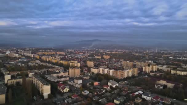 Vista de la ciudad desde la montaña del castillo de Uzhhorod, Ucrania de la niebla durante la vista del amanecer — Vídeos de Stock