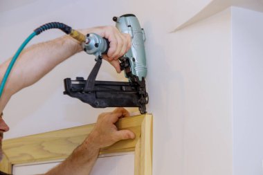 Kapılardaki pervazlara çivi çakmak için çerçeve süsleme işlemi