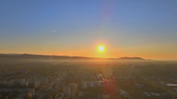 Panorama vista de la niebla del techo durante el amanecer de la ciudad desde la montaña de Uzhhorod Ucrania — Vídeos de Stock