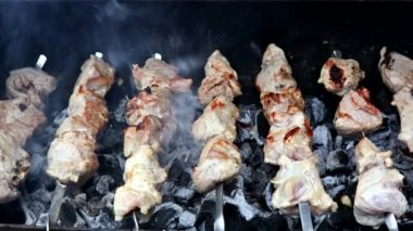 Izgaradaki metal şiş kebap iştah açıcı..