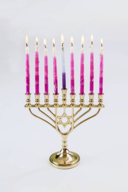 Yahudi Festivali 'nde Hanuka için yanan mumlarla Menorah.