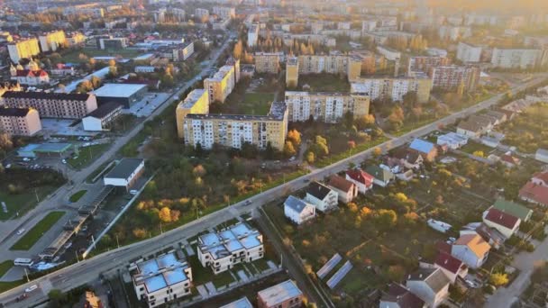 Storico nel centro della città panoramico paesaggio aereo tramonto arancione vista luce di Uzhhorod, Ucraina — Video Stock