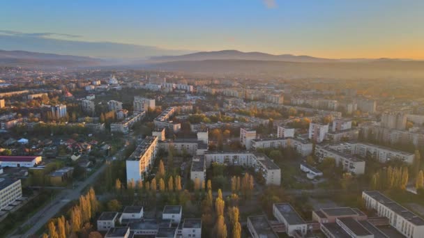 Πανοραμική θέα της παλιάς Uzhhorod, Ουκρανία άποψη πανοραμική ανατολή του ηλίου ουρανό στην πόλη — Αρχείο Βίντεο