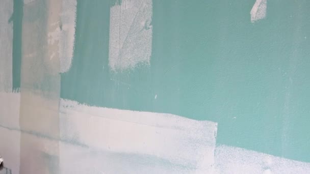 Herramienta de mano de trabajo de pared con herramienta de enlucido para acabado de pared — Vídeo de stock