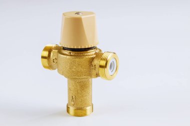 Beyaz arkaplanda izole edilmiş su pirinçleri termostatik karıştırma vanası ile tesisat bağlantısı.