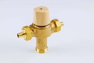 Beyaz arkaplanda izole edilmiş su pirinçleri termostatik karıştırma vanası ile tesisat bağlantısı.