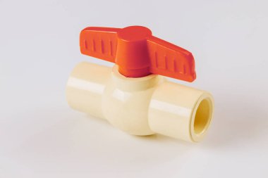 Su tedarik sistemi denetleyicisindeki PVC top vanasını kapat beyaz bir arkaplan
