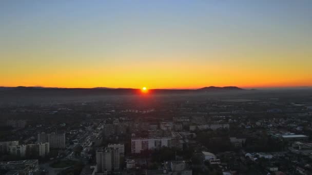 Increíble puesta de sol tardía vista aérea en la zona residencial de la ciudad de Uzhhorod Zakarpattya — Vídeos de Stock