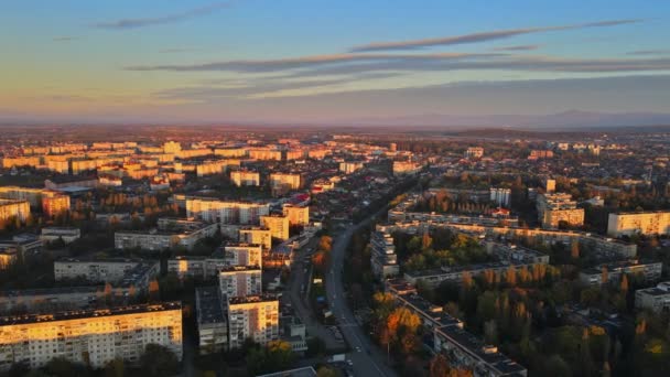 屋根の都市のプノラマビューでカラフルな劇的な日の出ウクライナ、トランスカルパティア、ウクライナ — ストック動画
