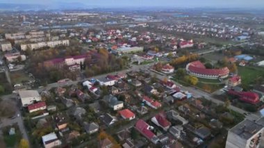 Ukrayna 'nın Zakarpattya kentindeki çatıları olan Uzhgorod şehrinde sabah güneşinin aydınlık ufku