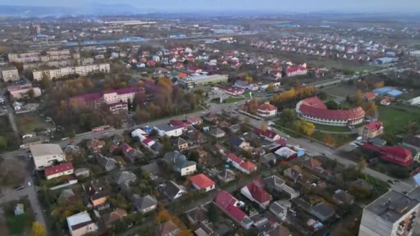 Mañana idílico amanecer horizonte brillante en la ciudad de Uzhgorod con casas techos en Zakarpattya Ucrania — Vídeos de Stock