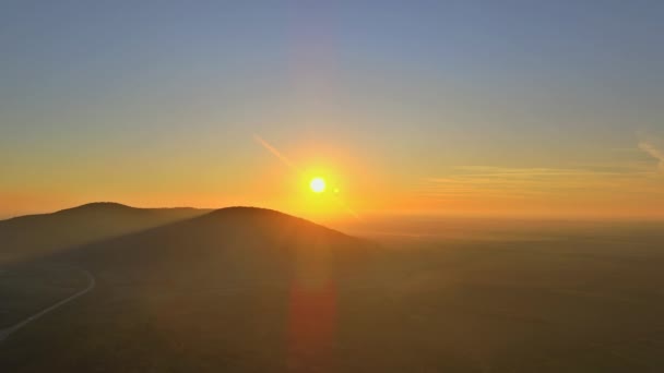 Belle vue sur le coucher du soleil depuis le sommet des montagnes — Video