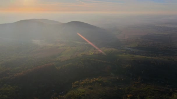 Красивый вид на закат с вершины гор — стоковое видео