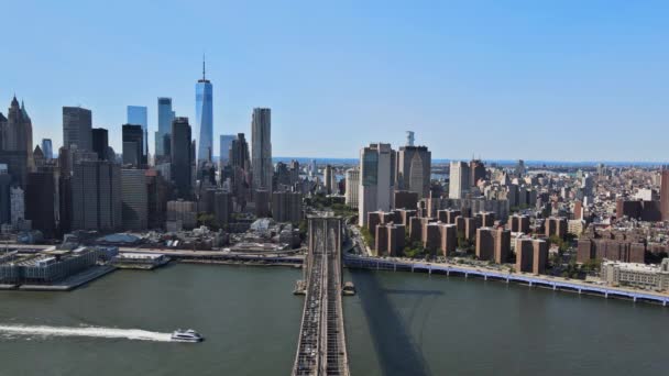 Нью - Йоркський вид на Бруклінський міст у будівлях Нью - Йорка. — стокове відео