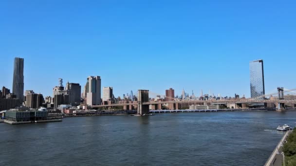 Brooklyn Bridge e Manhattan Bridge com arranha-céus Manhattan New York City skyline cidade sobre Hudson River. — Vídeo de Stock