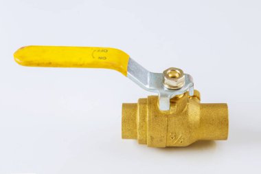 Su tesisatı pirinçleri izole edilmiş beyaz arka planda bir musluğa sığıyor..