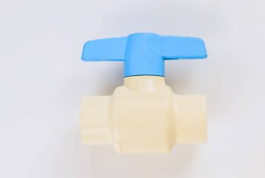 Beyaz zemin üzerinde izole su tedarik etmek için mavi PVC plastik valf bağlanıyor