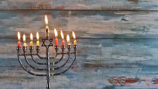 Menorah z zapalonymi świecami. Świece Chanukowe świętujące — Wideo stockowe