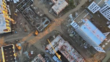 Kule vinçleri olan çok katlı bir bina inşa edin. Yeni bir apartman.