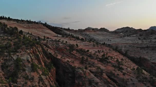 Sonnenaufgang über der Berglandschaft des Zion Nationalparks im Südwesten der USA — Stockvideo