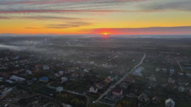 Uzhgorod, Transcarpathia, Ukrayna 'nın sonbahar sezonunda güzel bir gündoğumu manzarası