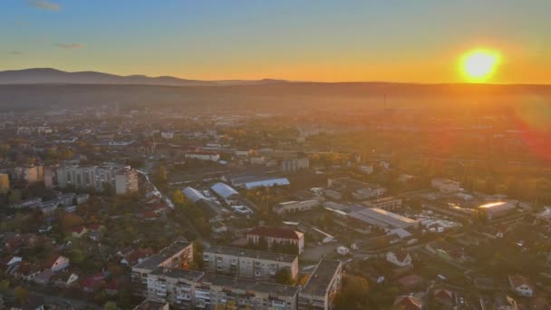 Hermosa salida del sol en la temporada de otoño sobre la zona residencial en la ciudad de Uzhgorod Zakarpattya — Vídeos de Stock