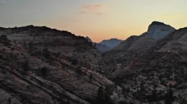 Utah 'ın güneybatısındaki Zion Ulusal Parkı' ndaki Kızıl Kaya Dağları 'nda gün doğumu