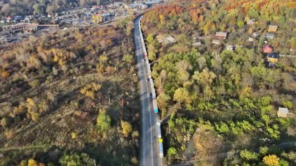 Resebegränsningar, gränser stängd trafik jam med en hel del bilar på motorvägen på Transport Slovakien Ukraina gränsen på under Covid-19 — Stockvideo