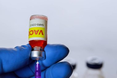 Doktor koronavirüs aşısı için bir aşı enjekte ediyor. Coronavirüs salgınına karşı COVID-19 SARS-COV-2.