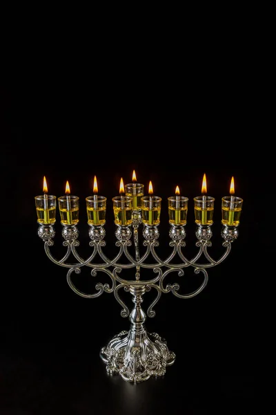 하누카 메노라 하누카 Hanukkah 촛불이 우분투에서 보석같은 휴일을 맞으며 타오르고 — 스톡 사진