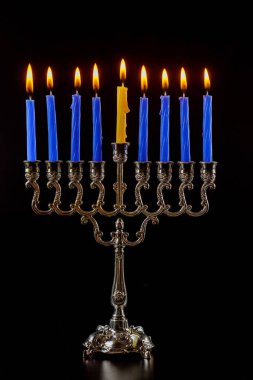 Musevi ışıkları bayramı. Geleneksel Yahudi bayramının yanan bir menorah sembolü.