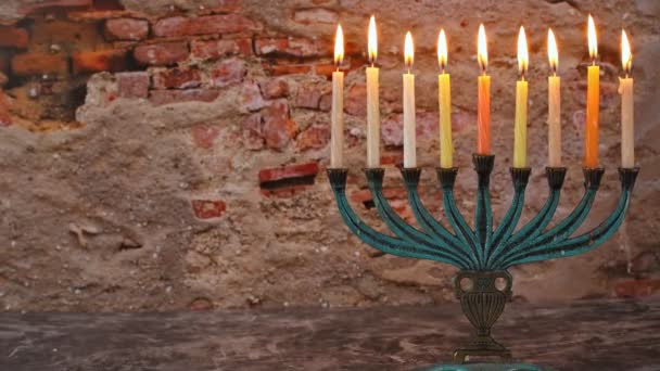 Ortodoxní židovské světlo Chanuka menora se svíčkami. — Stock video