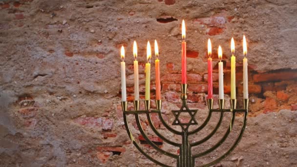 Menorah met alle kaarsen brandend. Chanoeka kaarsen vieren feest — Stockvideo