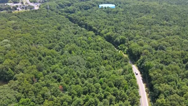 Increíble paisaje de maravillosa escena con casas bosque campo verde — Vídeos de Stock