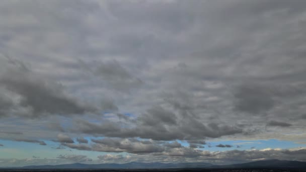 轻柔的白云在美丽的浓密蓬松的云彩中缓慢地穿行，在山顶的云彩中，令人惊奇地逝去了时间 — 图库视频影像