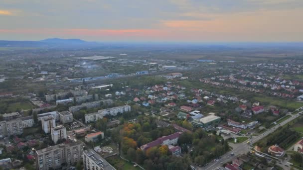 Drone vista aérea en la zona residencial de la ciudad de Uzhhorod Zakarpattya — Vídeos de Stock